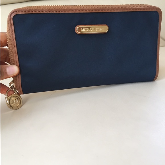 SOLD!  Michael Kors Bag and matching Wallet! - Picture 3 of 4