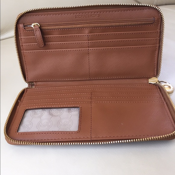 SOLD!  Michael Kors Bag and matching Wallet! - Picture 4 of 4