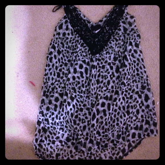 Gently worn top! Super cute and comfy!!