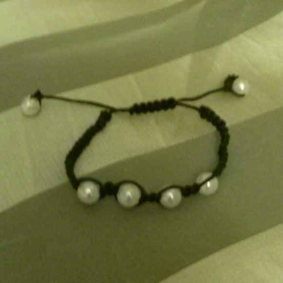 Handcrafted adjustable pearl bracelet
