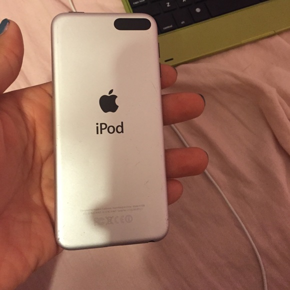 iPod 5th Generation 16GB - Picture 2 of 2