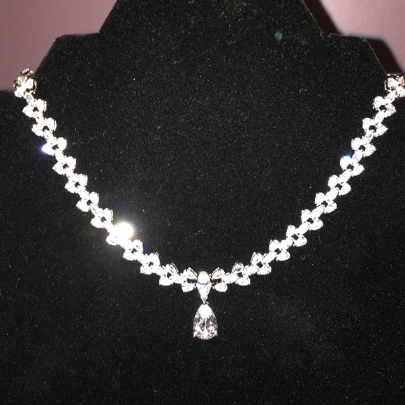 Glamorous  tear drop necklace - Picture 2 of 4