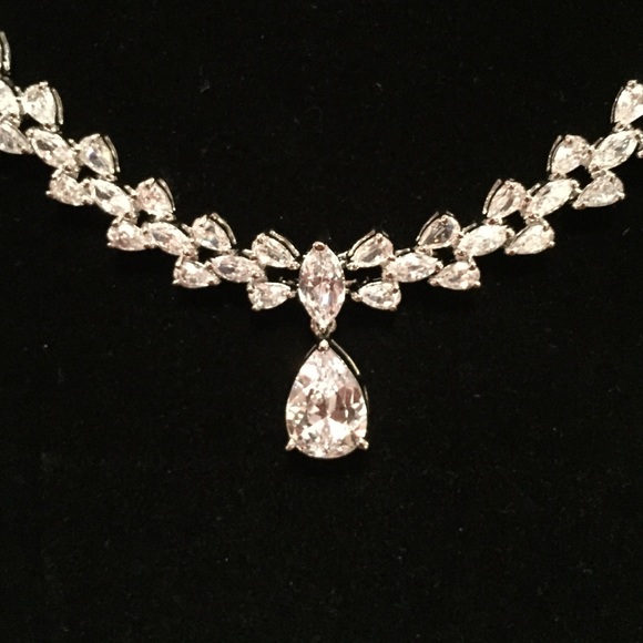 Glamorous  tear drop necklace - Picture 3 of 4