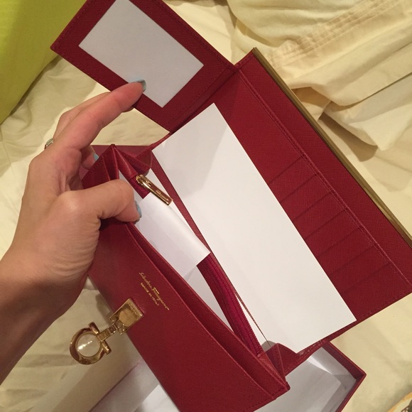 ⛔️SOLD⛔️ Ferragamo Wallet ⛔️SOLD⛔️ - Picture 2 of 4