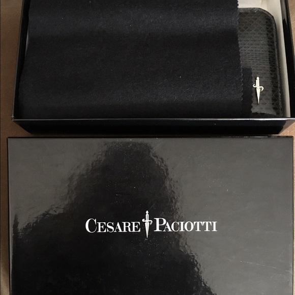 NIB Cesare Paciotti gray snakeskin long zip wallet