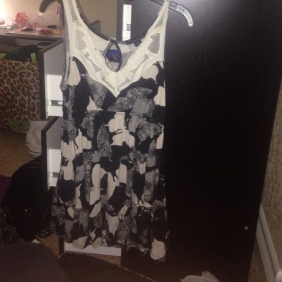 Black and white butterfly tank top - Picture 1 of 2