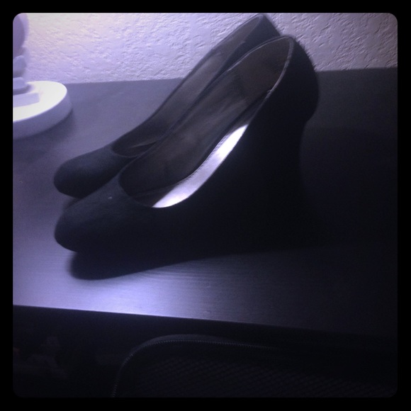 Black wedges