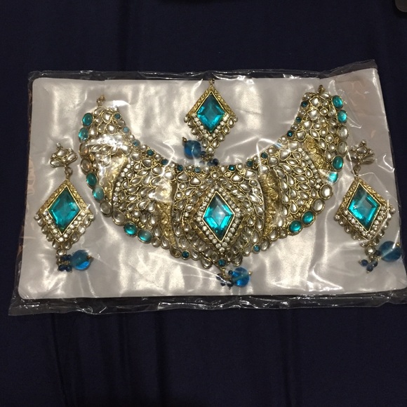 Necklace, earrings and headpiece