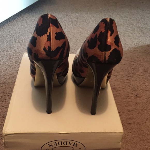 Bebe printed platform pumps size 8 - Picture 2 of 4