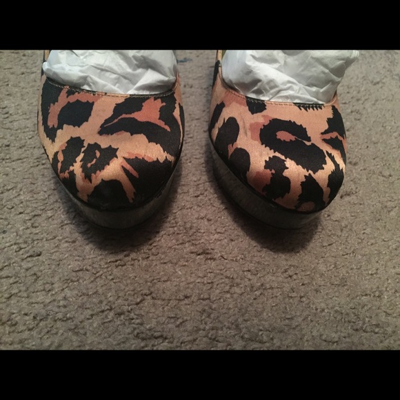 Bebe printed platform pumps size 8 - Picture 3 of 4