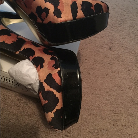 Bebe printed platform pumps size 8 - Picture 4 of 4