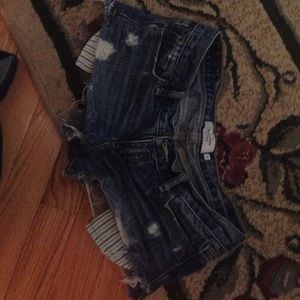 Frayed end short shorts