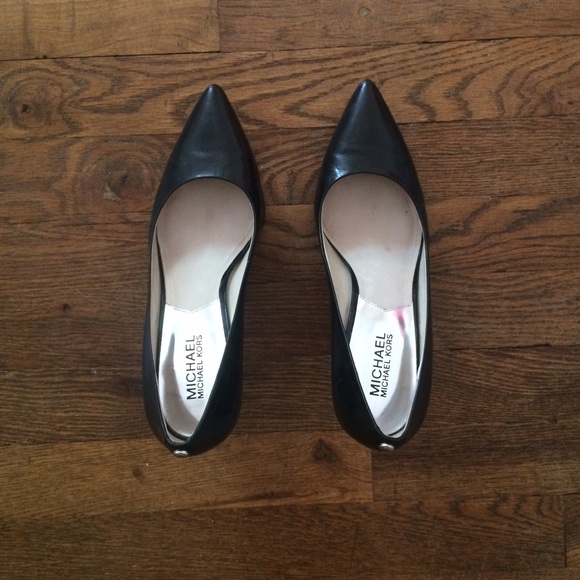 Mickael Kors black leather pumps