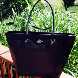 COACH BLACK NEW HANDBAG TOTE👛💗
