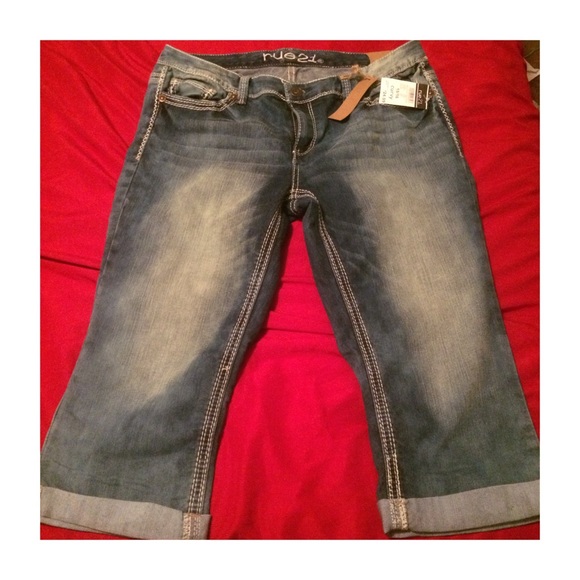 Navy blue capris.