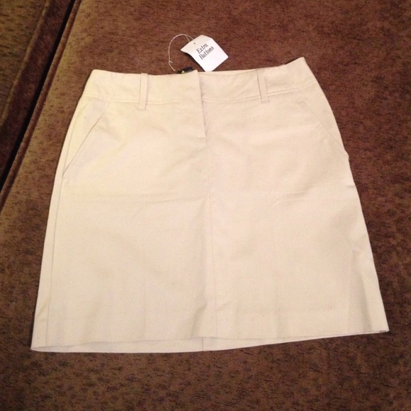Victoria's Secret khaki mini skirt. NWOT size 0
