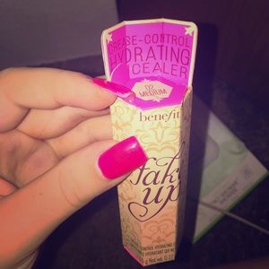 Benefit Fake Up Concealed shade 02 Medium