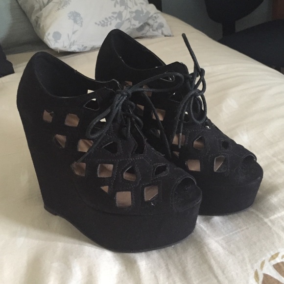 Black wedges