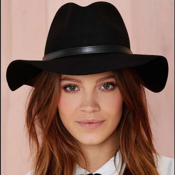 Go undercover black wool hat from Nasty gal!