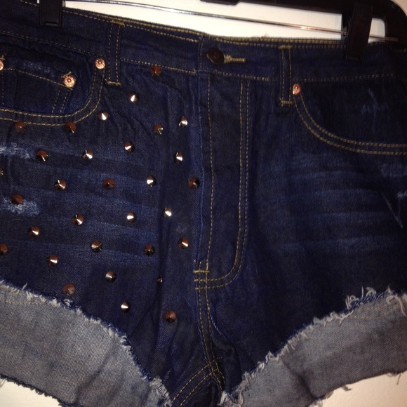 π Sexy distressed spiked shorts size medium - Picture 2 of 3