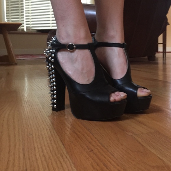 Spiked platforms
