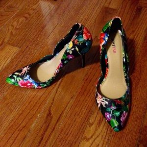 JustFab Floral/Black Pumps