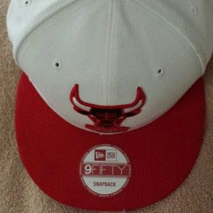 WHITE WITH RED TRIM CHICAGO BULLS CAP