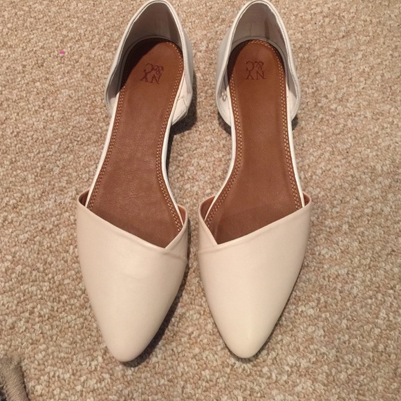 Brand new! Cream pointy flats