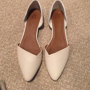 Brand new! Cream pointy flats