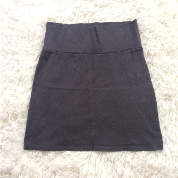 Super cute gray skirt!