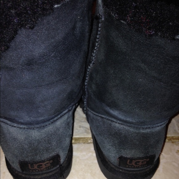 Bailey button Uggs size 7. - Picture 2 of 2