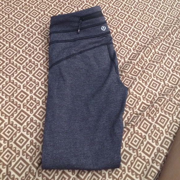 Lulu full length leggings size 4 only wore once!