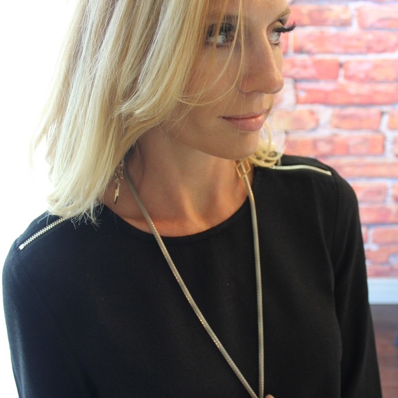 Black zipper shoulder pleated back shift dress - Picture 2 of 3