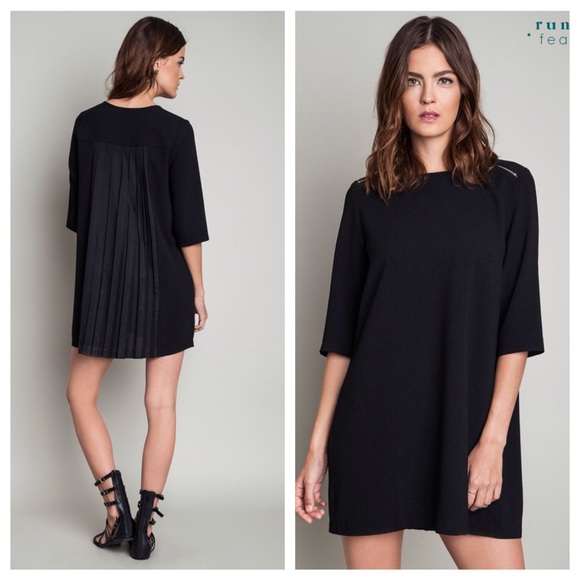 Black zipper shoulder pleated back shift dress - Picture 3 of 3