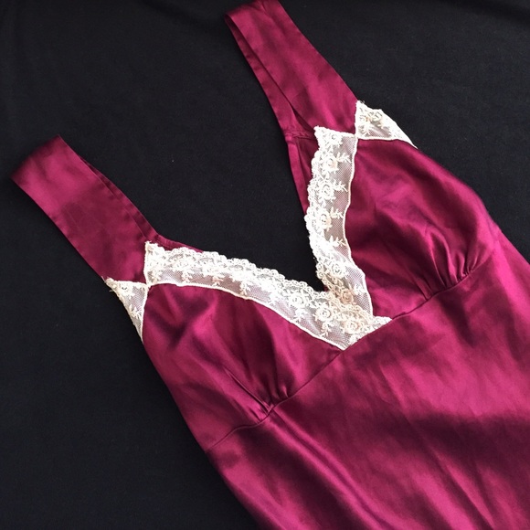 ⚫️ Wine Colored Silky Tank - Picture 2 of 3