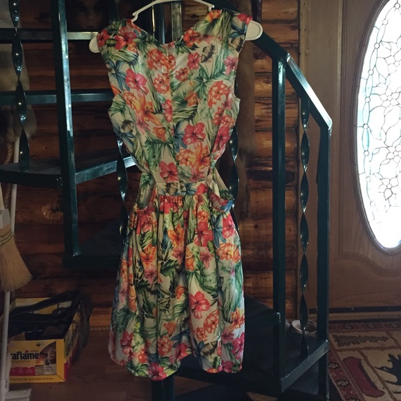 Dress - Picture 4 of 4