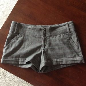 ❓GUESS ❓GREY PLAID SHORTS SIZE 28