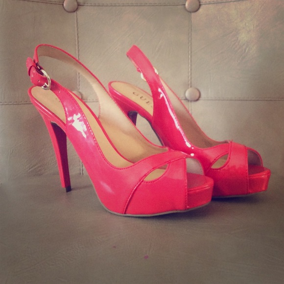 🎉🎉SALE🎉🎉Guess Coral Shoes!!!
