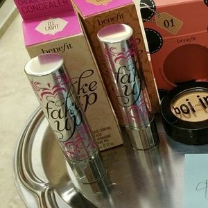 Benefit Fake up in light