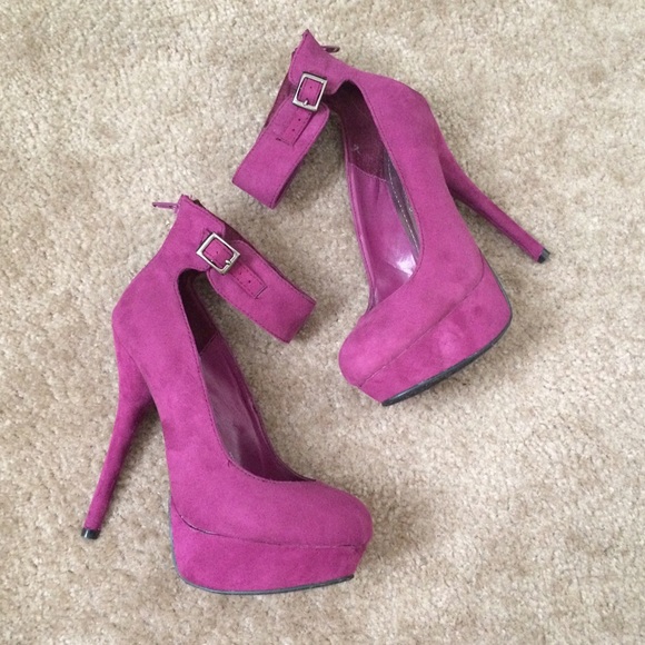 SOLD. Magenta stilettos 💗💜