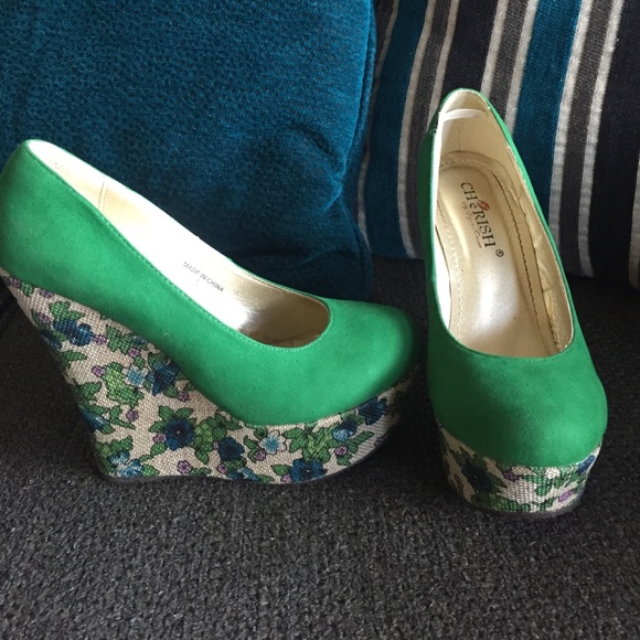 Beautiful green suede wedges, worn once!