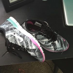 NIKE FREE 5.0 SIZE 7.5