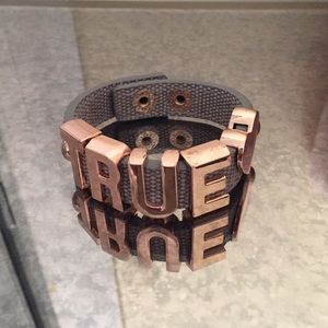 Bcbg bracelet "true"