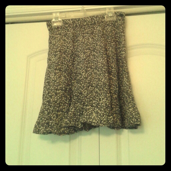 Super cute flowy skirt..