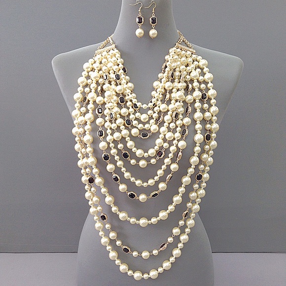 Statement piece oversized pearl necklace