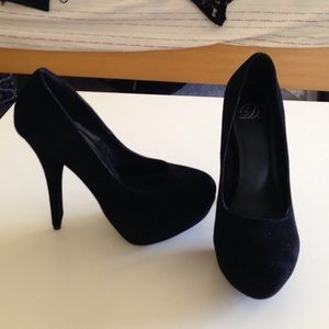 Black velvet pumps NWOT