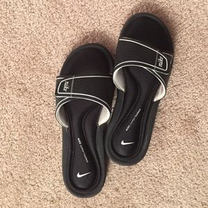 Nike Slide-Ons