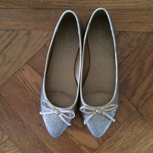 Sparkly gold pointed flats - Picture 2 of 3