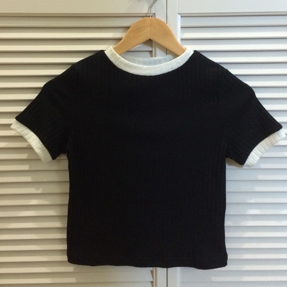 🚫SOLD! Textured black and white cropped top