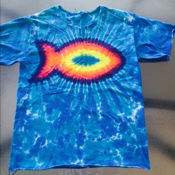 Guys festival V neck tie-dye tee